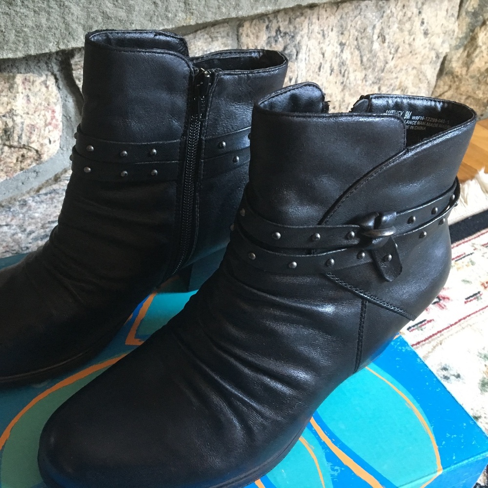 NEW!!! Women's boots Yuu size 9.5M Marshey Black